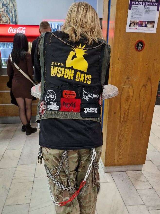 Nášivky v Kolíně 👍🧷 #punkstore #punk #punkrock #rock #metal #tričko #nášivka #placka #mikina #punkstorepraha #punks...